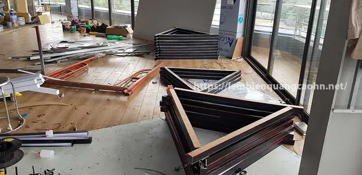 Thi Công Showroom Hạng Mục Đèn, Trần Nhà, Ốp Cột