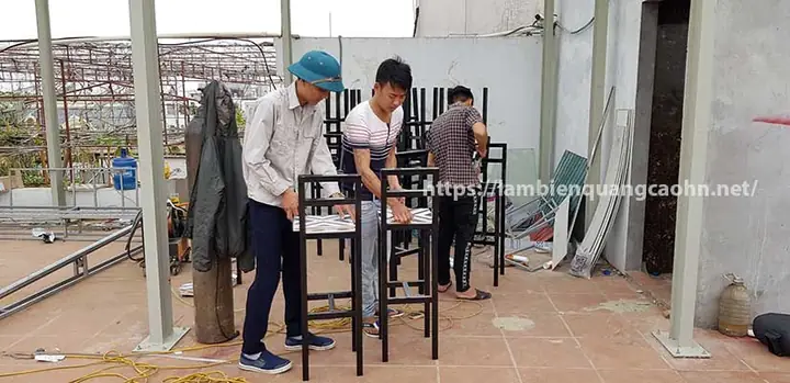 Thi Công Showroom Hạng Mục Bàn Ghế Và Quầy