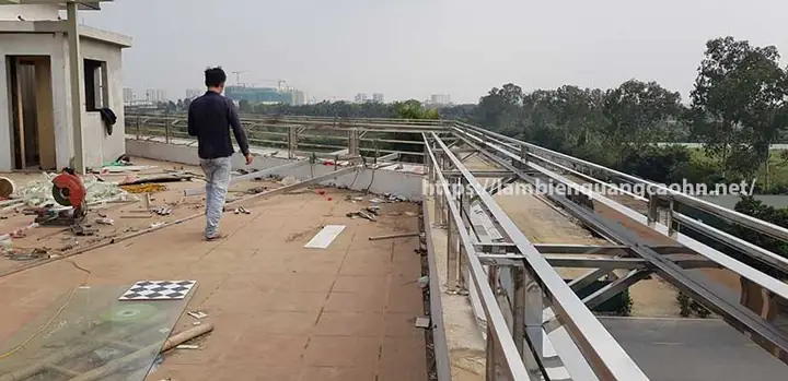 Thi Công Showroom Hạng Mục Tường, Tay Vịn Cầu Thang, Lan Can Và Ốp Đá