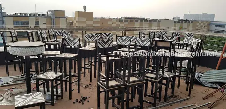 Thi Công Showroom Hạng Mục Bàn Ghế Và Quầy