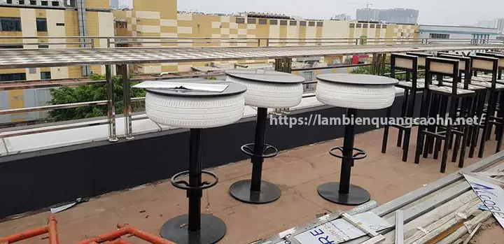 Thi Công Showroom Hạng Mục Bàn Ghế Và Quầy