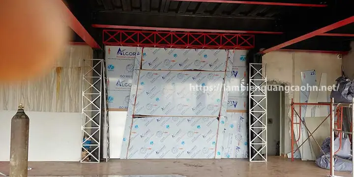 B. Kiểu Dạngbackdrop Sân Khấu: