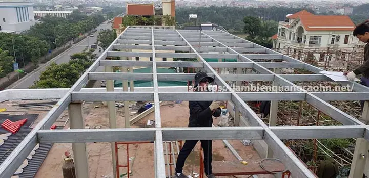 Thi Công Vách Nhôm Kính, Dựng Mái Kính Cho Showroom Trên Sân Thượng