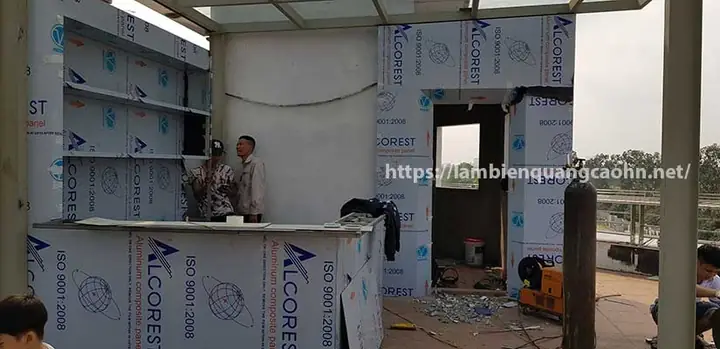 Thi Công Showroom Hạng Mục Bàn Ghế Và Quầy