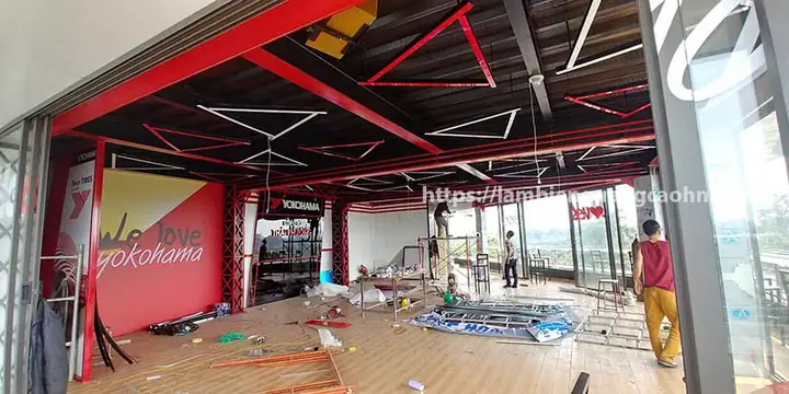 Thi Công Showroom Hạng Mục Đèn, Trần Nhà, Ốp Cột