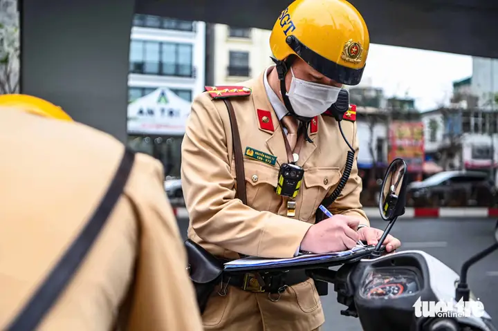 Dừng Đỗ Sai Quy Định, Loạt Tài Xế Ô Tô Bị Csgt Lập Biên Bản, Cẩu Xe - Ảnh 1. Dừng Đỗ Sai Quy Định, Loạt Tài Xế Ô Tô Bị Csgt Lập Biên Bản, Cẩu Xe - Ảnh 1.