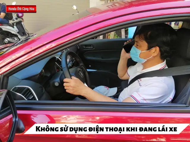 Sử Dụng Điện Thoại Khi Đang Lái Xe Bị Phạt Như Thế Nào ?