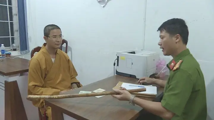 Sư Thầy Đập Kính Xe Ô Tô