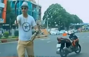 Sư Thầy Đập Kính Xe Ô Tô