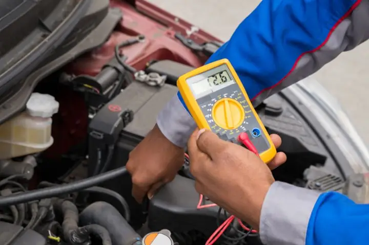 5/ Kiểm Tra Mực Nước Ắc Quy Xe Tải 5/ Kiểm Tra Mực Nước Ắc Quy Xe Tải