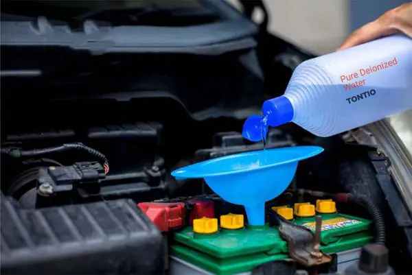 5/ Kiểm Tra Mực Nước Ắc Quy Xe Tải 5/ Kiểm Tra Mực Nước Ắc Quy Xe Tải