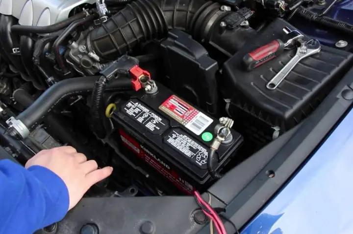 5/ Kiểm Tra Mực Nước Ắc Quy Xe Tải 5/ Kiểm Tra Mực Nước Ắc Quy Xe Tải