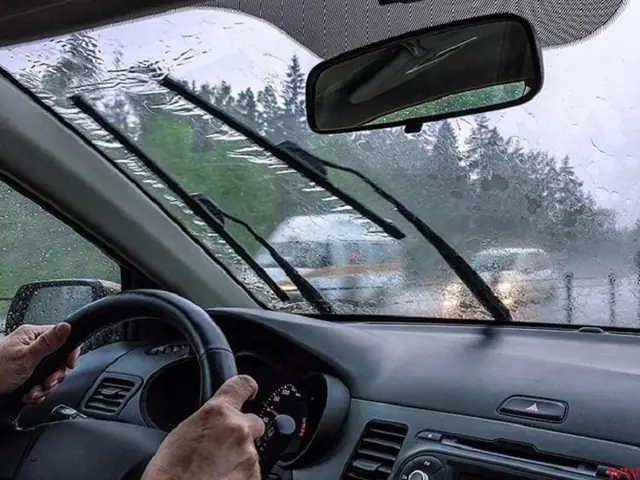 C/ Gạt Nước Kính Chắn Gió: C/ Gạt Nước Kính Chắn Gió: