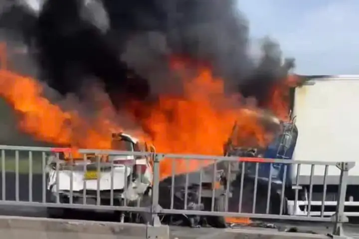 Các Phương Tiện Bốc Cháy Sau Tai Nạn Liên Hoàn.