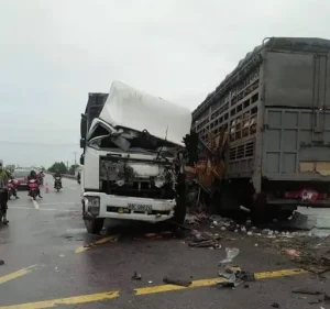 Va Chạm Giữa 2 Xe Tải, 4 Người Bị Trọng Thương - 1