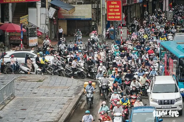 Cấm Xe Máy - Ảnh 1.