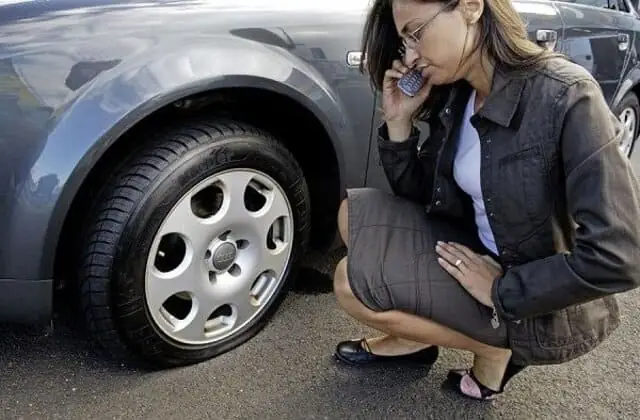 Thay Lốp Xe Mới Hoặc Gọi Ngay Cho Cứu Hộ