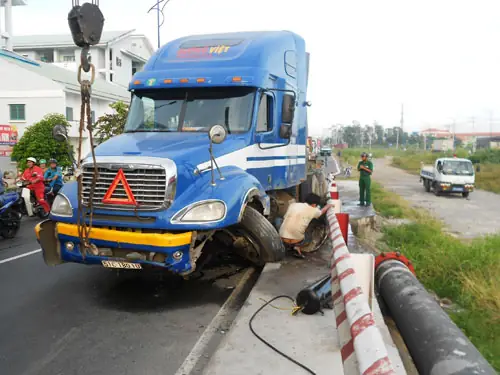 Tài Xế Xe Container Ngủ Gục Húc Xe Ô Tô: Nguyên Nhân & Cách Phòng Tránh