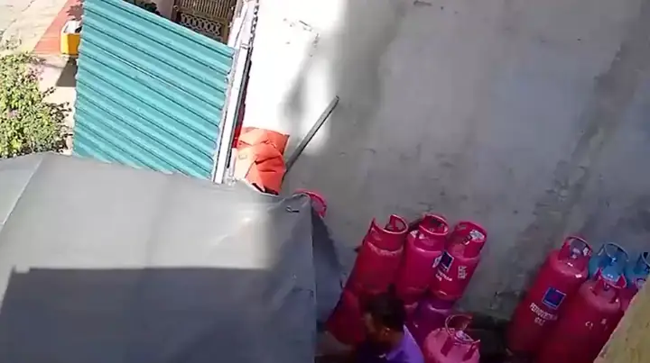 Bất An Cơ Sở Tập Kết Gas Trái Phép Trong Khu Dân Cư Ở Hà Nội - Ảnh 2.