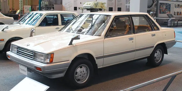 Đời Xe Toyota Camry Đầu Tiên: 1982 - 1986