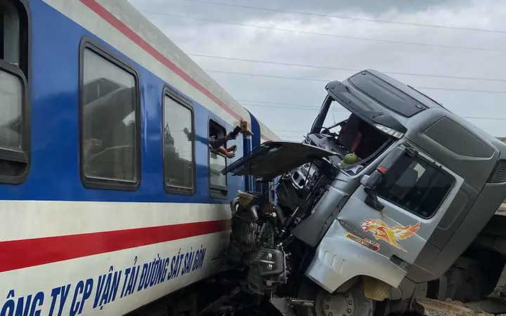 Xe Tải Đi Qua Đường Cấm, Nát Đầu Sau Va Chạm Tàu Hỏa Xe Tải Đi Qua Đường Cấm, Nát Đầu Sau Va Chạm Tàu Hỏa