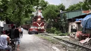 (lsvn) – Mới Đây, Trên Địa Bàn Phường Cổ Nhuế, Quận Bắc Từ Liêm, Hà Nội, Một Chiếc Ô Tô Đỗ Sát Đường Ray Đã Bị Tàu Hỏa Đâm Trúng, Gây Hư Hỏng Nặng. Mặc Dù Trước Đó Người Dân Phát Hiện Tàu Hỏa Đi Đến Đã Tri Hô, Lái Xe Cố Gắng Chạy Đến Nhưng Không Kịp Lái Xe Đi Nơi Khác. Vậy, Trong Tình Huống Này Lái Xe Có Được Bảo Hiểm Đền Bù Thiệt Hại Không, Hành Vi Đỗ Xe Sát Đường Ray Tàu Hỏa Có Bị Xử Phạt?.