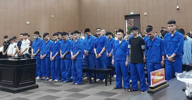 Gđxh - Nam Thanh Niên Có Biểu Hiện "không Tỉnh Táo" Liên Tục To Tiếng, Chặn Đầu Các Phương Tiện Di Chuyển Trên Đường Hồ Tùng Mậu (phường Từ Liêm, Tp Hà Nội) Gây Ùn Tắc Giao Thông, Náo Loạn Cả Khu Vực.