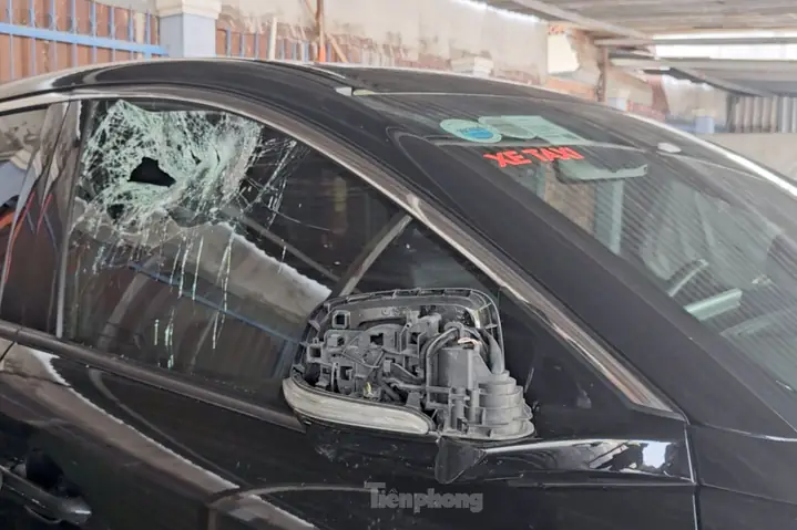 Kính Chiếu Hậu Bên Phải Và Kính Chắn Gió Bị Nam Thanh Niên Đập Vỡ. Ảnh: H.t.