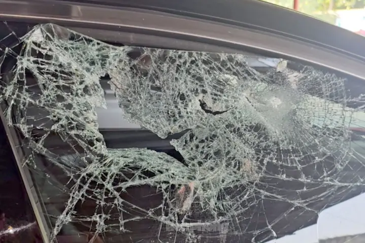 Kính Bên Phải Của Ô Tô Bị Đập Thủng. Ảnh: H.t.