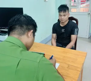 Tạm Giữ Người Đàn Ông Đập Phá Ô Tô Sau Va Chạm Giao Thông - Ảnh 1.