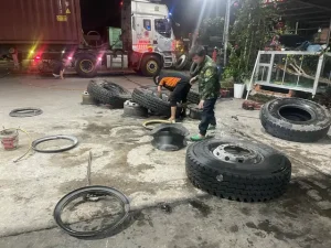 Lốp Xe Tải Nặng Bao Nhiêu Kg?