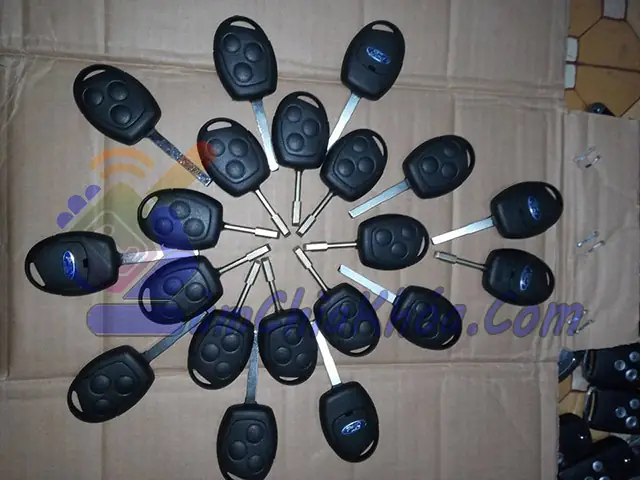 Thay Pin Chìa Khóa Ô Tô Luôn Công Thay