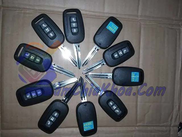 Thay Pin Chìa Khóa Ô Tô Luôn Công Thay