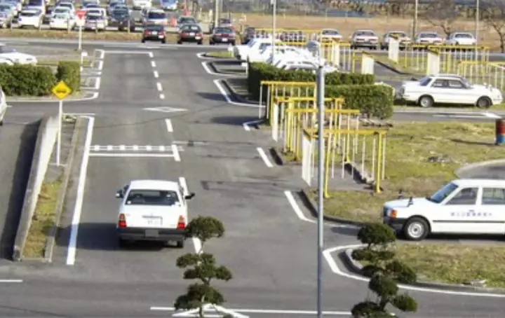 Qua_trinh_hoc_va_thi_tuyen_lay_bang_lai_xe_o_to_o_nhat_ban3