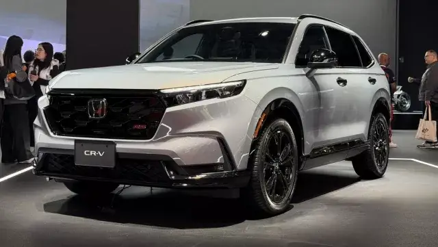 Lô Xe Mitsubishi Destinator Cập Cảng Việt Nam, Chuẩn Bị Ra Mắt Đầu Tháng 12