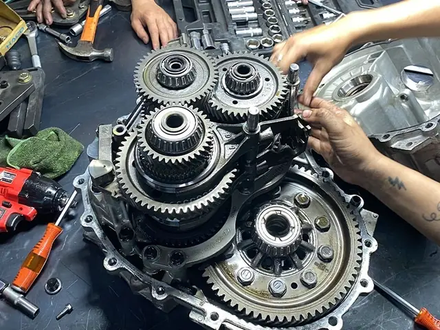 Khi Nao Nen Thay Dau Hop So O To De Xe Luon Van Hanh Muot Ma Hinh Anh 1