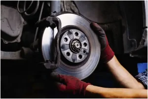 Nhiều Chủ Xe Tại Việt Nam Có Thói Quen Về Số P, Tắt Máy Sau Đó Mới Kéo Phanh Tay, Việc Này Dễ Dẫn Đến Hỏng Cơ Cấu Bánh Răng Cóc Bên Trong Hộp Số.