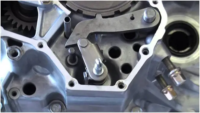 Nhiều Chủ Xe Tại Việt Nam Có Thói Quen Về Số P, Tắt Máy Sau Đó Mới Kéo Phanh Tay, Việc Này Dễ Dẫn Đến Hỏng Cơ Cấu Bánh Răng Cóc Bên Trong Hộp Số.