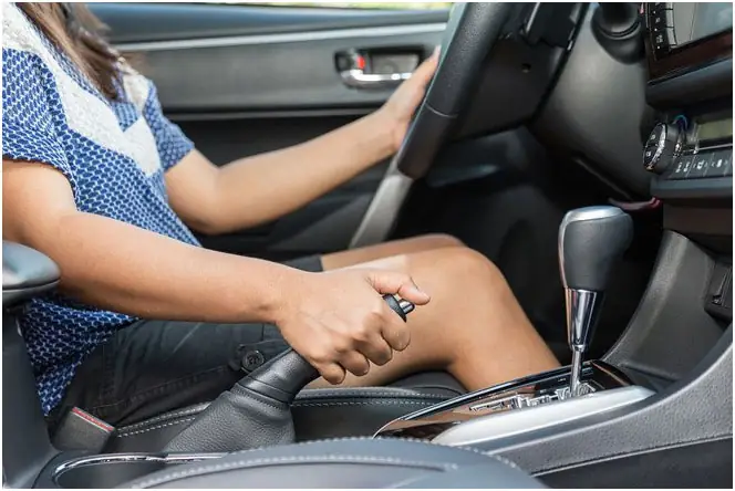 Nhiều Chủ Xe Tại Việt Nam Có Thói Quen Về Số P, Tắt Máy Sau Đó Mới Kéo Phanh Tay, Việc Này Dễ Dẫn Đến Hỏng Cơ Cấu Bánh Răng Cóc Bên Trong Hộp Số.