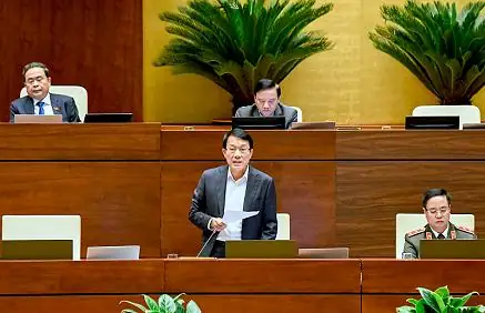 Chị Gái May Mắn Tìm Lại Chiệc Nhẫn Vàng Sau Khi Đánh Rơi