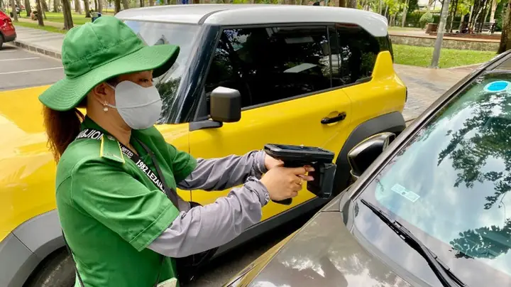 Điểm Đỗ Xe Có Thu Phí Trên Đường Hai Bà Trưng, Quận 1, Ngay Trước Công Viên Lê Văn Tám Chuyển Sang Thí Điểm Thu Phí Qua Phần Mềm Etc. (ảnh: Nhật Thành)
