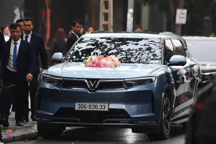 Soi Dàn Xe Điện Khủng Nhất Việt Nam Trong Đám Hỏi Của Thiếu Gia Phạm Nhật Minh Hoàng Và Á Hậu Phương Nhi- Ảnh 1.