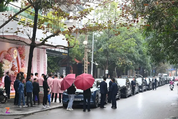 Soi Dàn Xe Điện Khủng Nhất Việt Nam Trong Đám Hỏi Của Thiếu Gia Phạm Nhật Minh Hoàng Và Á Hậu Phương Nhi- Ảnh 2.