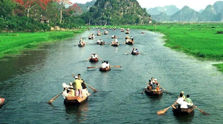 Thuê Xe Ô Tô Từ Hòa Bình Đi Chùa Hương