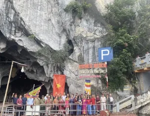 Thuê Xe Ô Tô Từ Hòa Bình Đi Chùa Hương