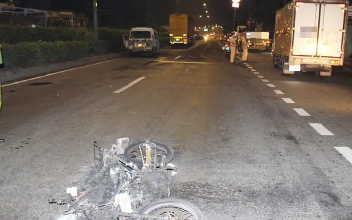 Xe Đầu Kéo Cuốn Xe Máy Vào Gầm Kéo Lê Rồi Bốc Cháy Ngùn Ngụt