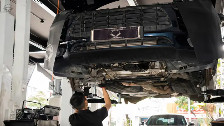 Tiếng Kêu "lạch Cạch" Khi Đi Qua Đường Gồ Ghề