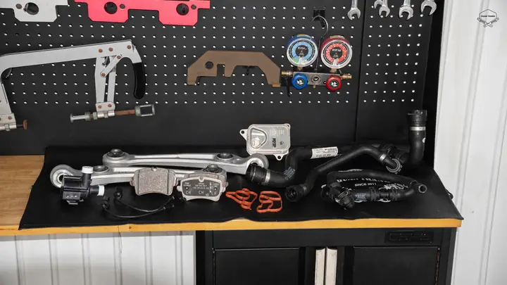 Tiếng Kêu "lạch Cạch" Khi Đi Qua Đường Gồ Ghề