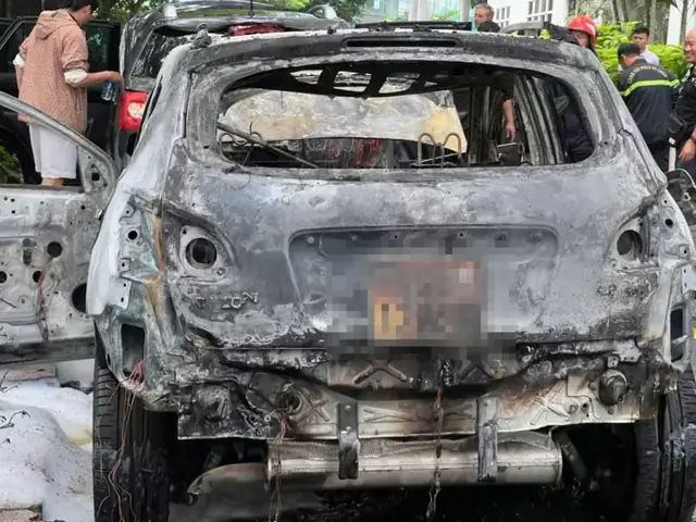 Chiếc Ô Tô Đậu Tại Chung Cư Hoàng Anh River View, Tp.hcm, Bốc Cháy Dữ Dội, Trơ Khung, May Mắn Không Gây Thiệt Hại Về Người.