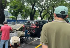 Chiếc Ô Tô Đậu Tại Chung Cư Hoàng Anh River View, Tp.hcm, Bốc Cháy Dữ Dội, Trơ Khung, May Mắn Không Gây Thiệt Hại Về Người.